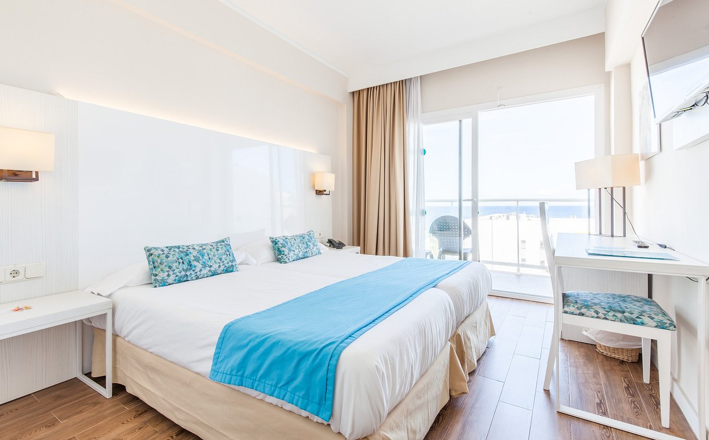 BLUESEA Cala Millor — pool and terrace