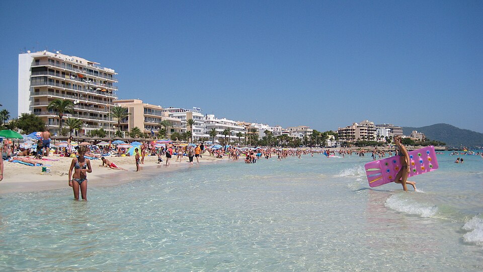 BLUESEA Cala Millor — pool and sunbeds